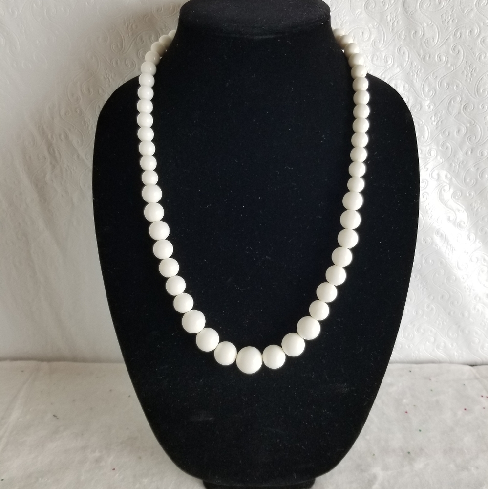 Vintage Mod 60s Retro Round Beaded Necklace